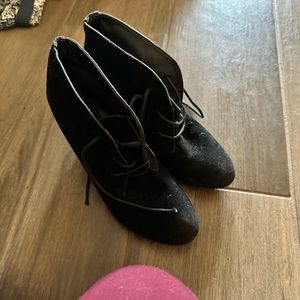 City classified black booties